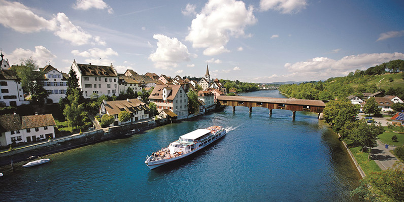 Schiff auf dem Rhein mit Blick nach Diessenhofen